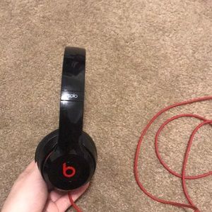 Beats solo with wire